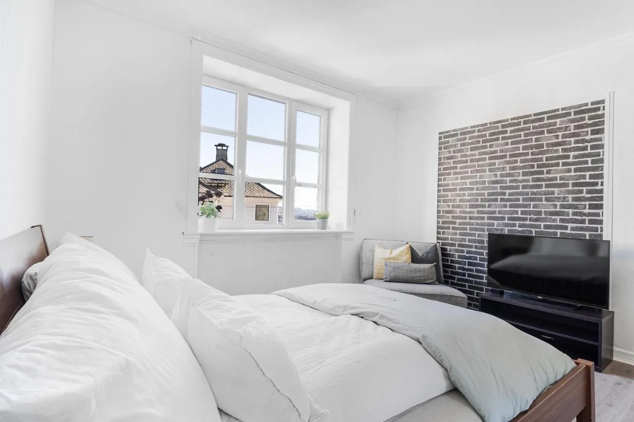 Big Central Apartment W/ A View And Parking Bergen