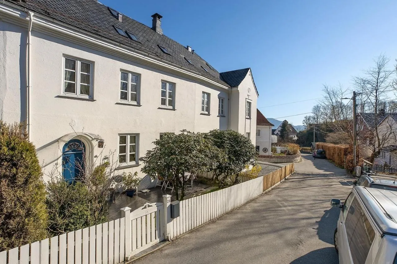 Big Central Apartment W/ A View And Parking Bergen