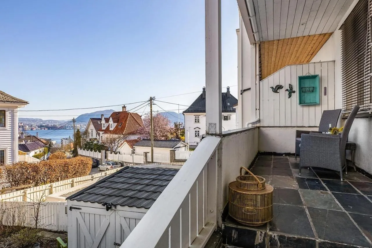 Big Central Apartment W/ A View And Parking Bergen 0*,  Norveç
