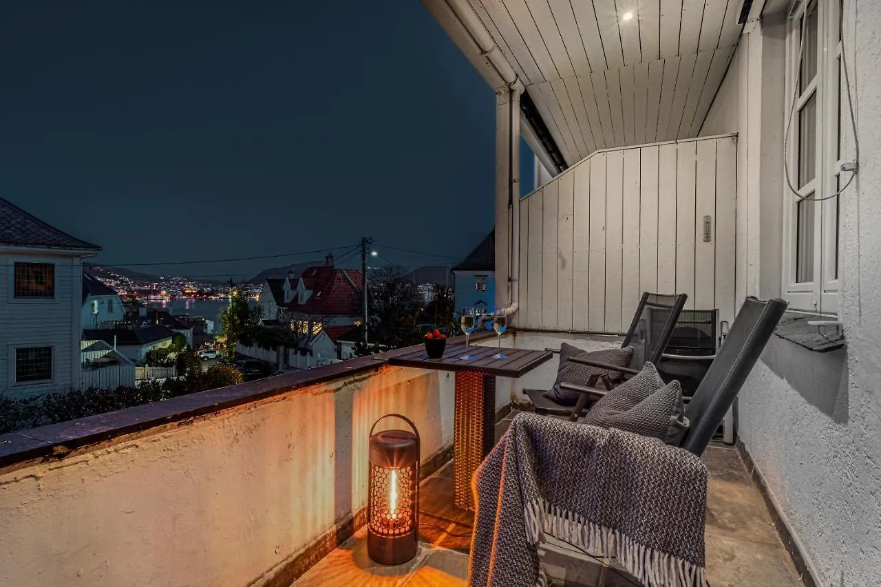 Big Central Apartment W/ A View And Parking Bergen