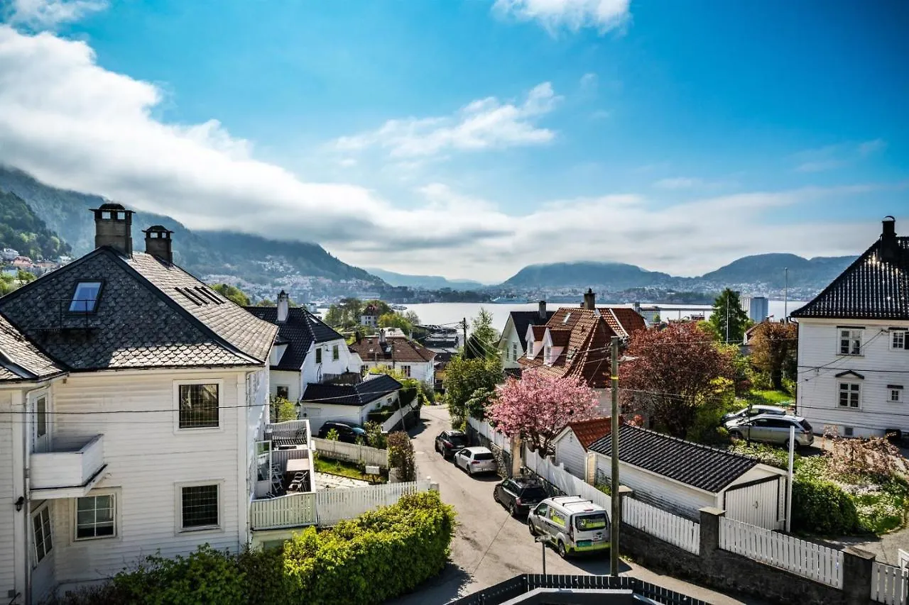 Big Central Apartment W/ A View And Parking Bergen Norveç